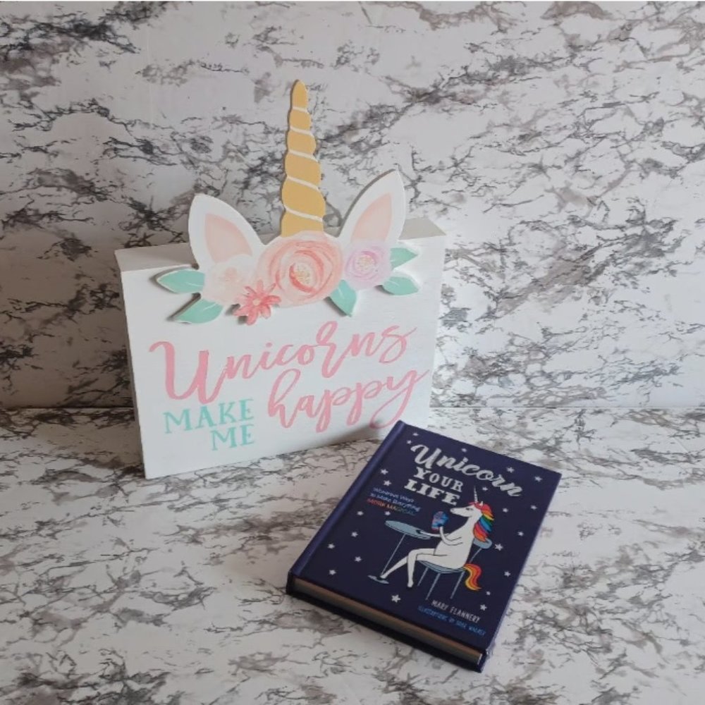 UNICORN GIFT SET: hardcover book and wall decor